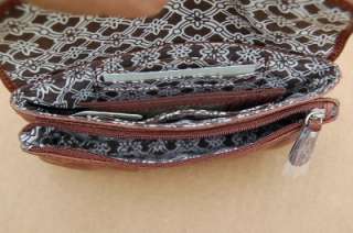   with this practical and versatil Liberty Flap Clutch from fossil