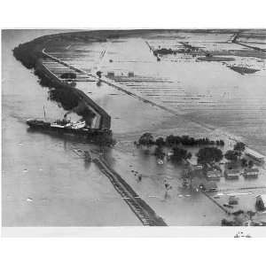  Great Mississippi Flood of 1927, Levee broken by ship 
