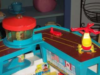   VINTAGE FISHER PRICE LITTLE PEOPLE PLAY FAMILY AIRPORT PLAYSET #996