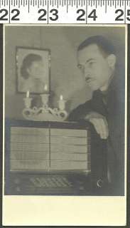 VINTAGE OLD PHOTO OF DEVLISH LOOKING MAN NEXT TO ANTIQUE RADIO (P533 