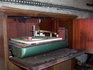 ANTIQUE CONSOLE RADIO SYSTEM AM FM WITH TURNTABLE AND SHORT WAVE 